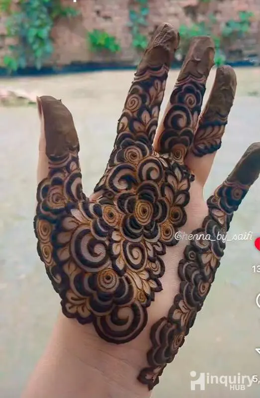 Aiza  Mendhi Artist