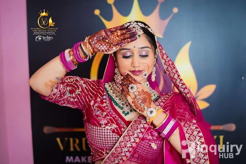 Vrushali Dalvi  Professional Makeup Artist   Hairstylist   Nail Artist   Draping Get Natural Sobar S