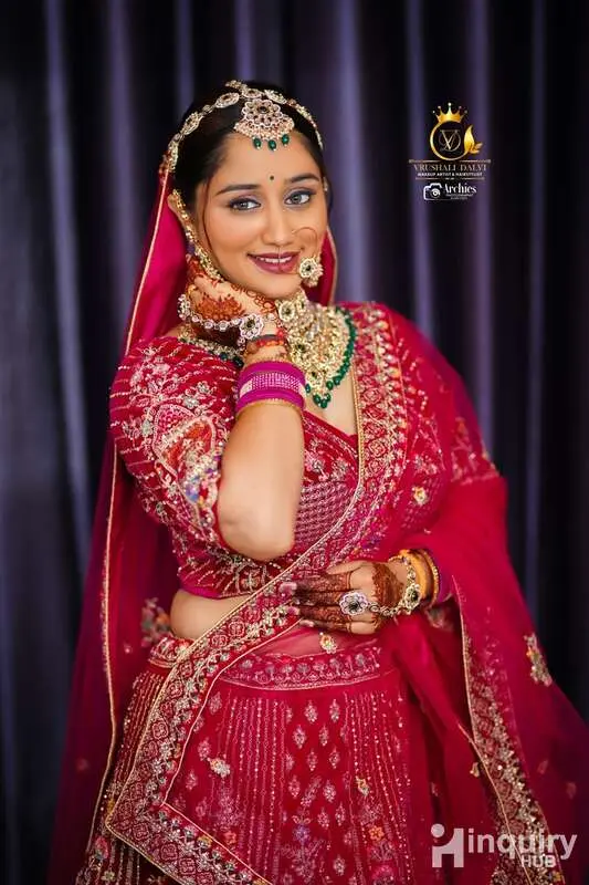 Vrushali Dalvi  Professional Makeup Artist   Hairstylist   Nail Artist   Draping Get Natural Sobar S