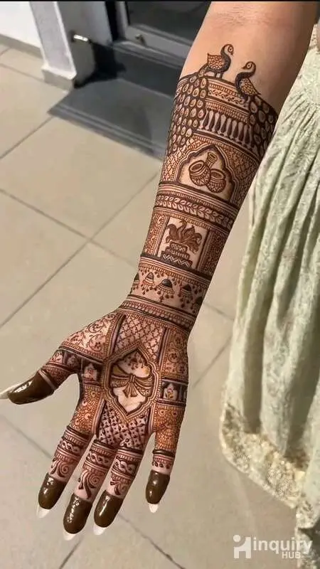 Expert Mehndi Art