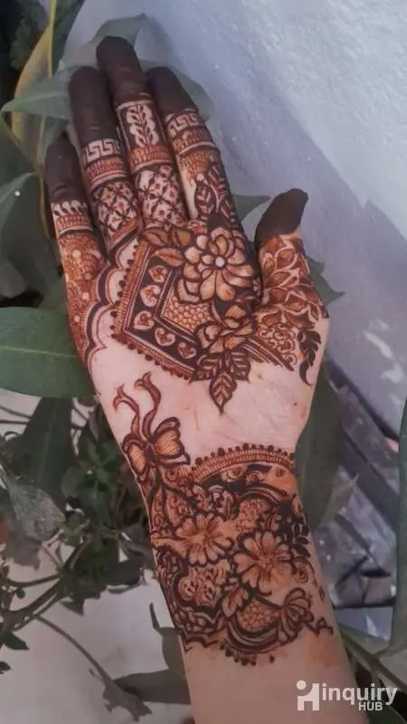 Expert Mehndi Art