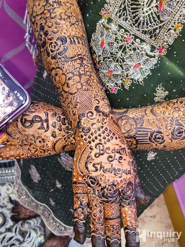 Expert Mehndi Art