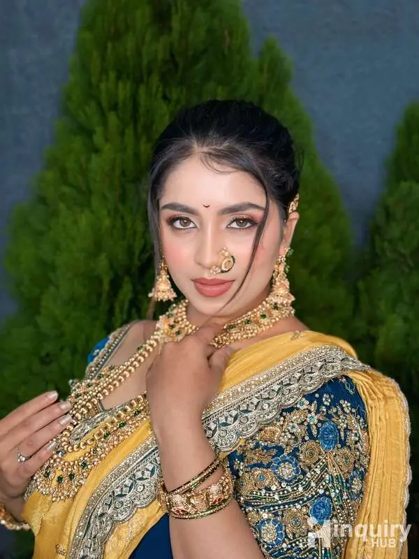 Sayali  Makeoveryby