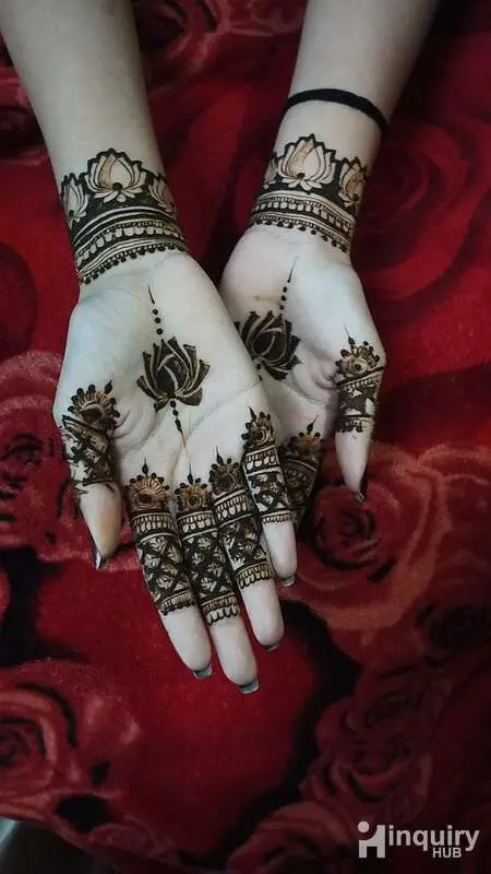 Khushi Mendhi Artis