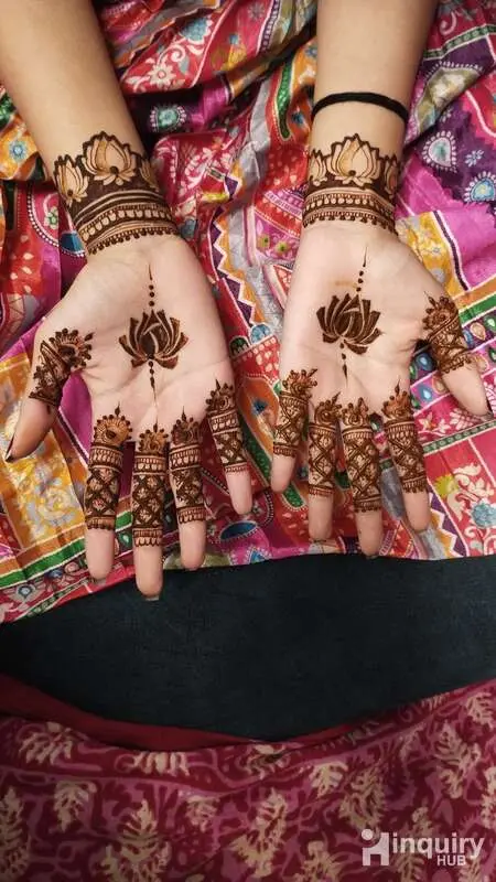Khushi Mendhi Artis