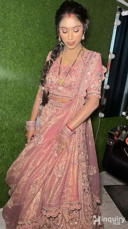 Mahira Mekup Artist