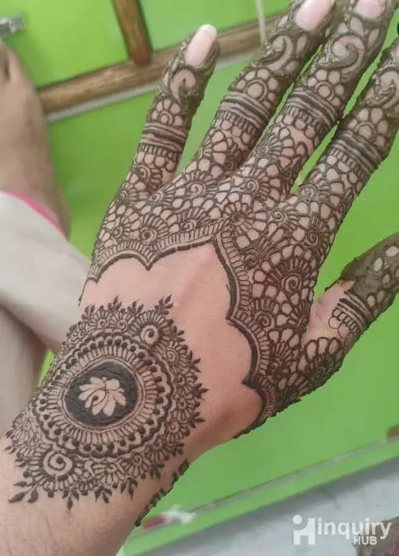 Anshika Mehndi Artist