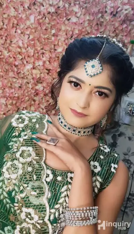 Divuu Makeup Aratists