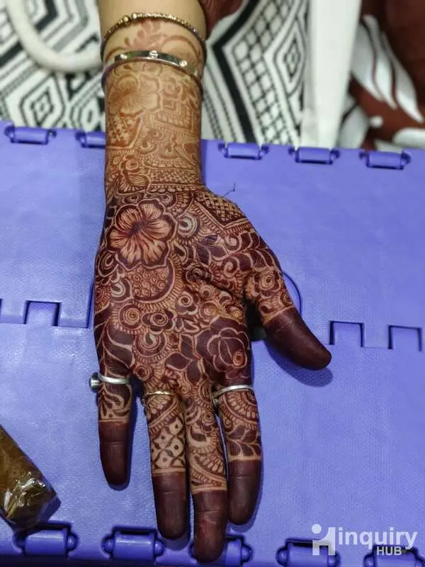 Anam Mehendi Artist