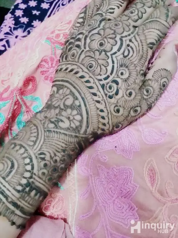 Aroosa Mehendi Artist