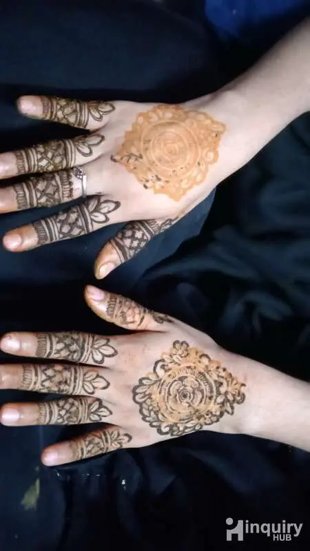 Aroosa Mehendi Artist