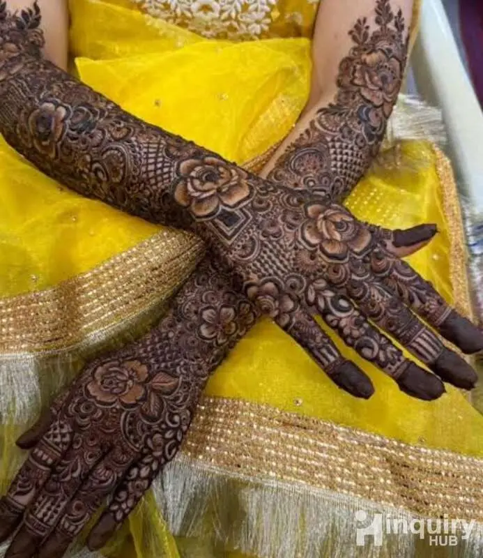 Aroosa Mehendi Artist