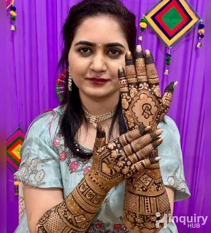 Stylish Mehndi Artist