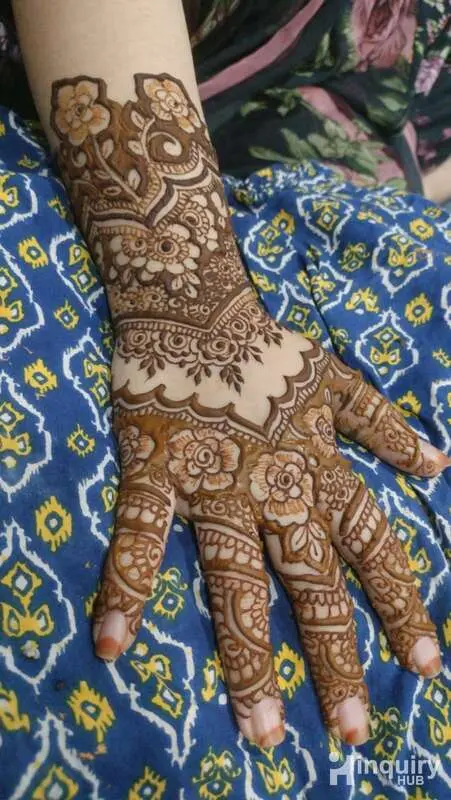 Anam Mehndi Artist