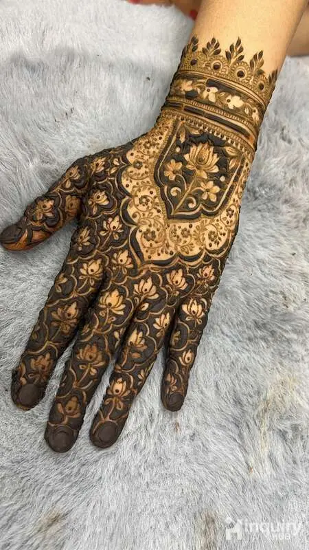 Zoha Mhendi Artist