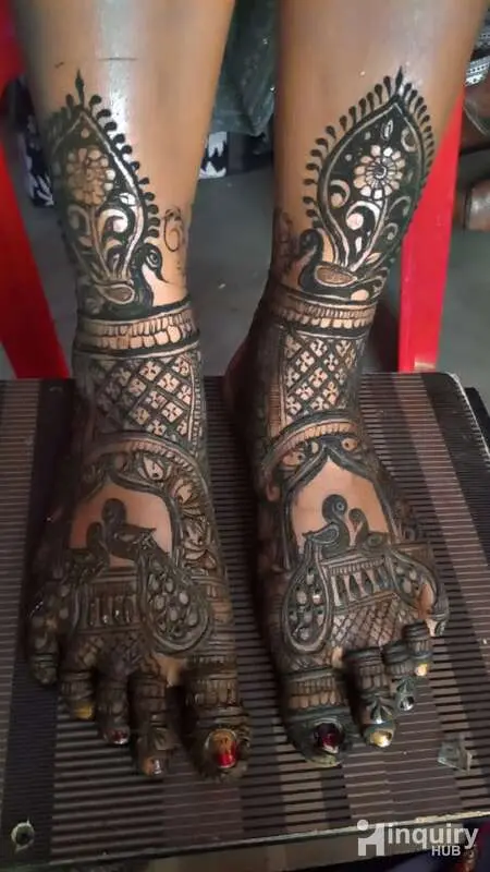 Hujaifa Shaikh  Mehndi Artists