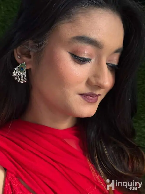 Looks Bysakshii