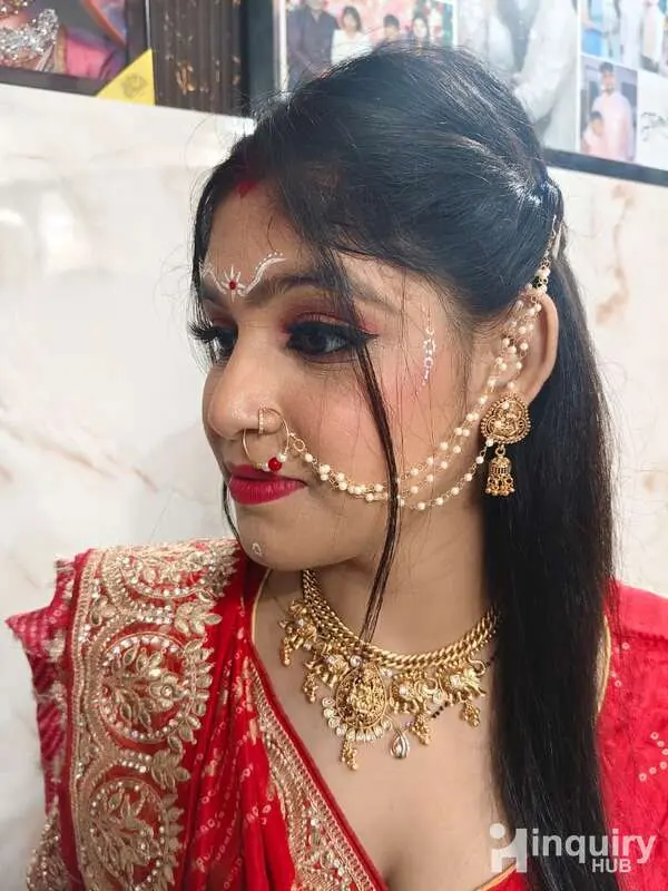 Looks Bysakshii
